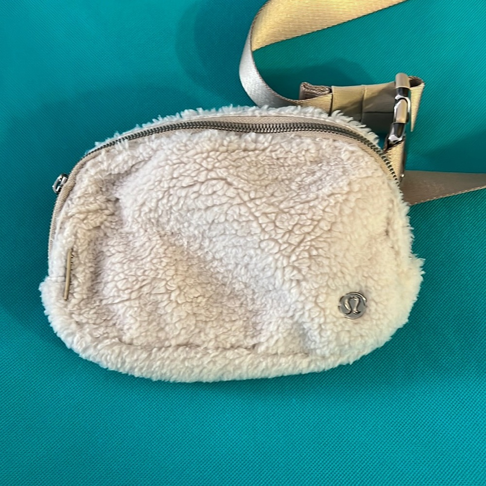 Lululemon Everywhere Belt Sherpa Bum Bag